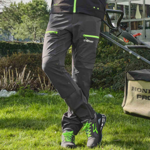 Homme Avec Un Pantalon De Travail