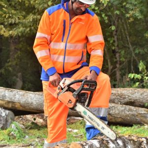 Homme Au Travail Avec Des Vêtements De Protection.