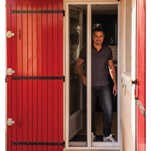 PORTE MOUSTIQUAIRE ALUMINIUM BLANC, DIMENSIONS  140 X 225 CM. SON ENROULEUR AUTOMATIQUE PERMET DE L'